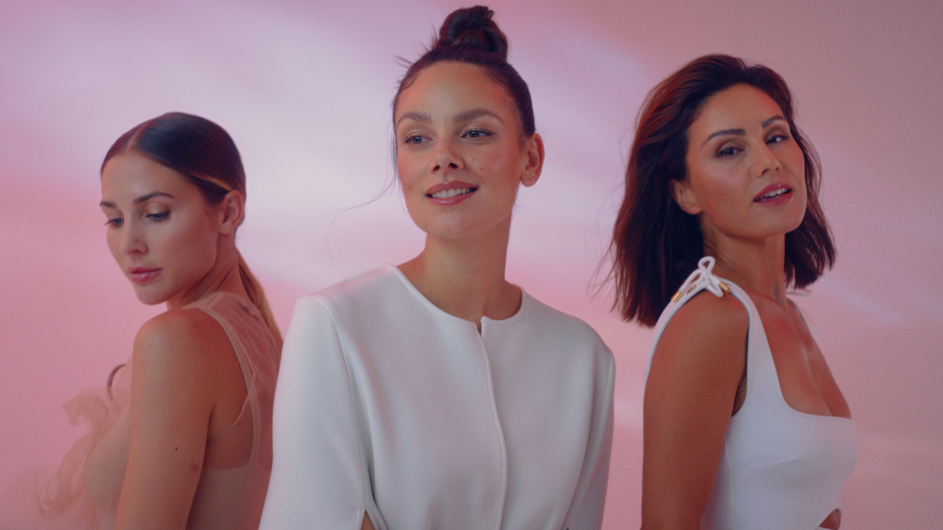 Beauty-Kampagne mit drei Frauen im Breitbildformat