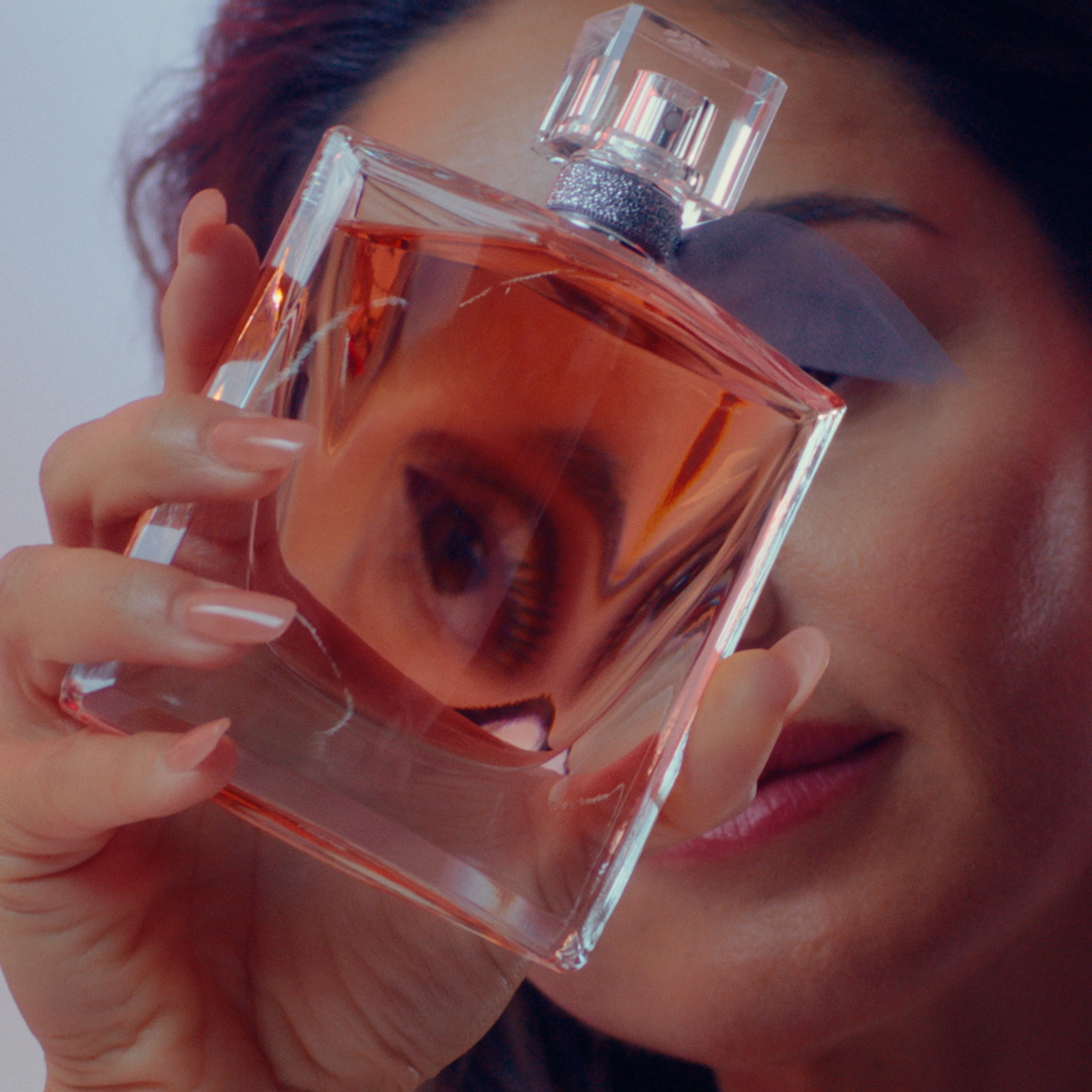 Beauty-Kampagne mit Parfum im quadratischen Format